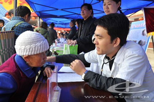 恩施州中心医院参加2013年全州科技活动周