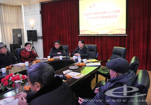 离退休干部党支部召开2012年工作总结暨迎新春座谈会