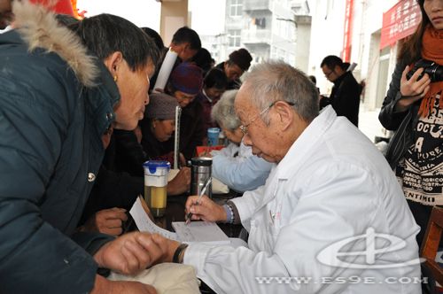恩施州中心医院老专家老有所为下乡义诊