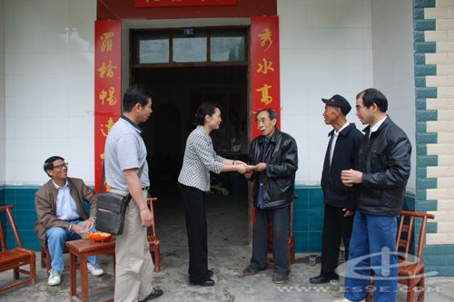 州中心医院老党员乡镇搞义诊