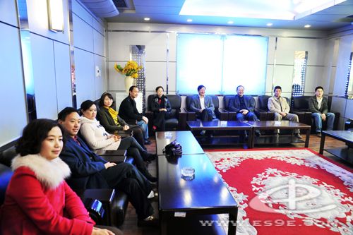 恩施州中心医院党员干部收看十八大