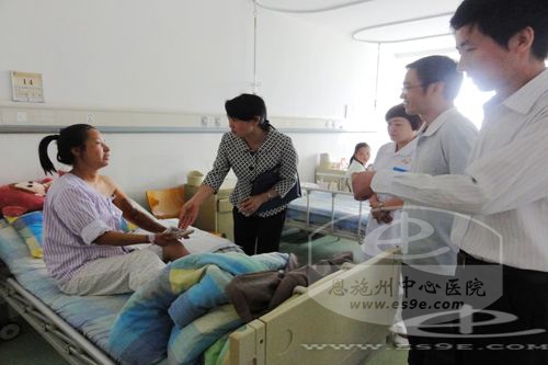 州中心医院行政后勤党支部为烧伤女士捐款