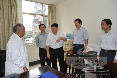 国家中医药管理局副局长吴刚视察州民族医院
