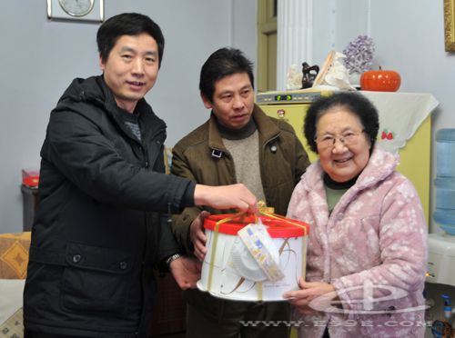 恩施州中心医院为“终身专家”戴乃凡过生日