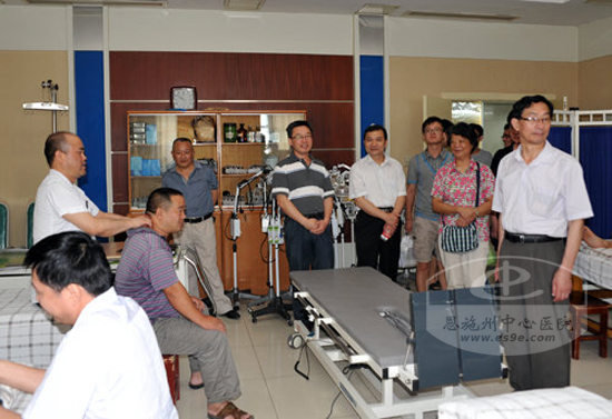 湖北中医药大学博士来州民族医院义诊、交流
