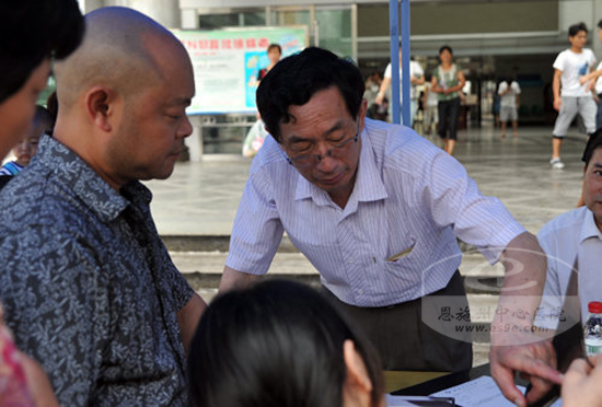 湖北中医药大学博士来州民族医院义诊、交流