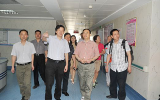 中国工程院士谢立信到州中心医院眼科中心调研