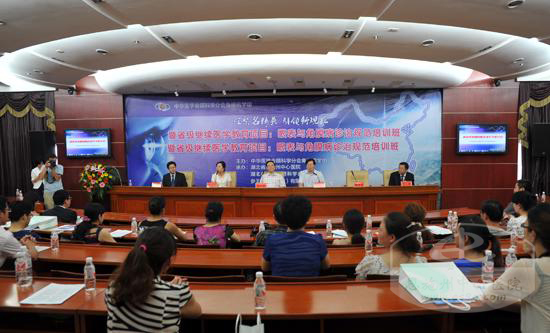 中国工程院院士谢立信在州中心医院讲学