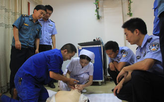 恩施州中心医院为高路民警进行急救培训