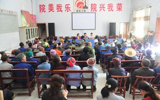 恩施州中心医院妇委会为建始县花坪镇福利院老人送祝福