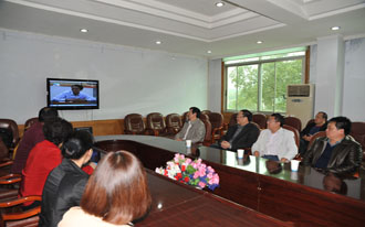 恩施州中心医院组织收看2013年全省民主评议政风行风集中评议活动节目