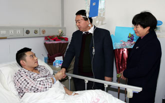 恩施州中心医院承诺为“徒手接人”英雄冯宁减免治疗费用