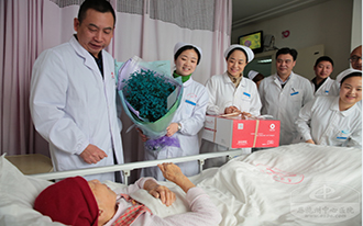 点亮守护生命健康的灯：州中心医院医护人员春节期间与患者之间的暖心事