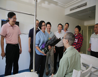 梦想照进现实 “轮椅青年”谭海波可以站着上课了