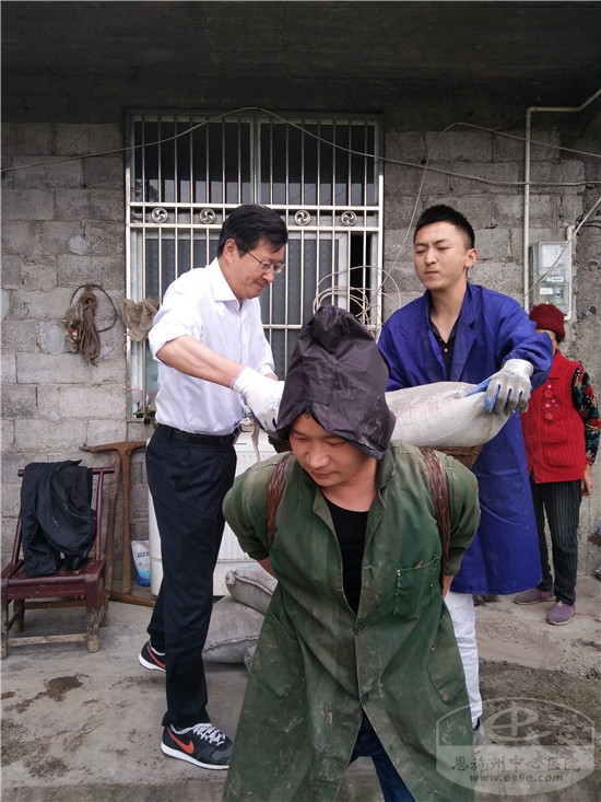 合力抬水泥