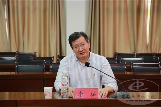 州中心医院院长李拓在签约仪式上讲话