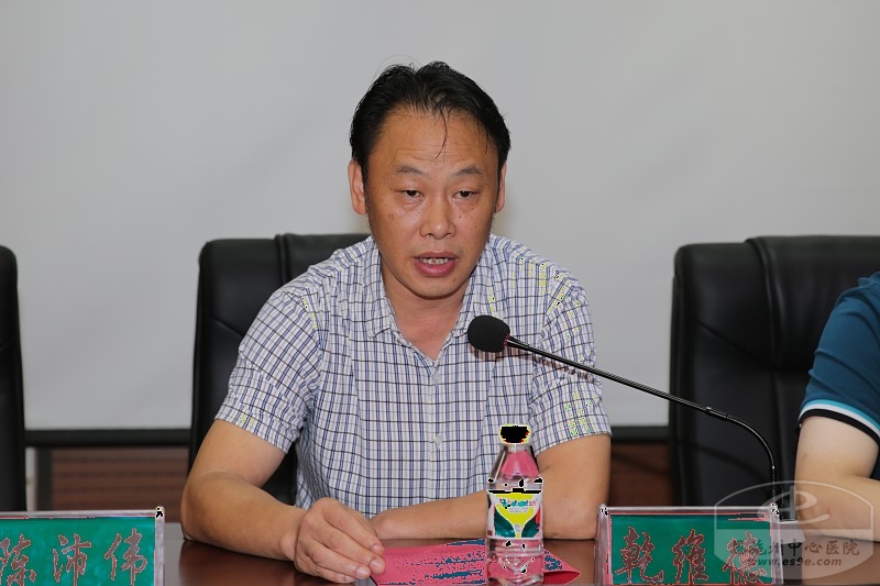 宣恩县人大常委会副主任、县人民医院院长乾维德致辞