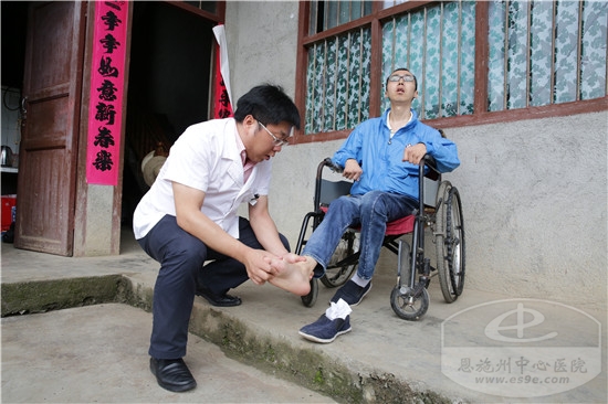 脊柱外科副主任刘俊正在为谭海波检查身体