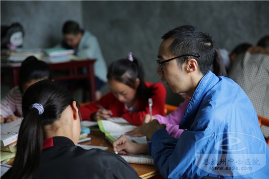 谭海波正在给孩子们辅导暑假作业