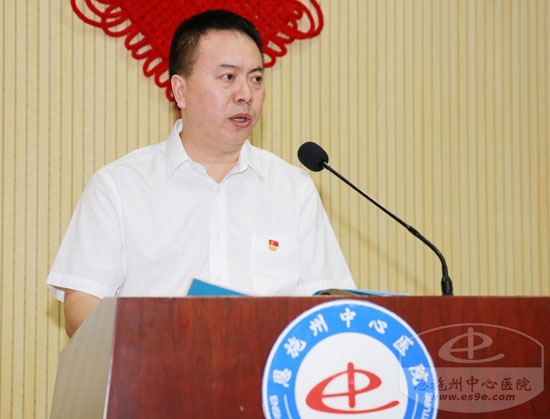 州中心医院党委委员、副院长王在平宣读表彰文件