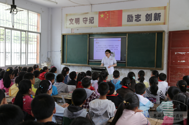 团队专家为小朋友讲授生理知识