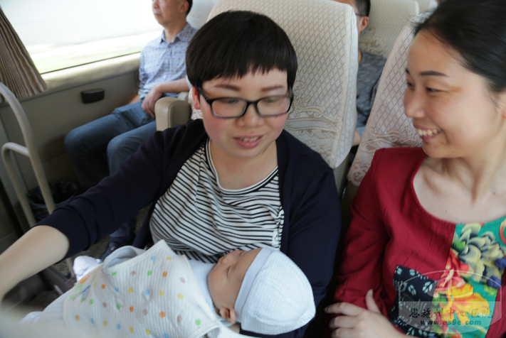 最小“志愿者”随妈妈一起坐车做公益