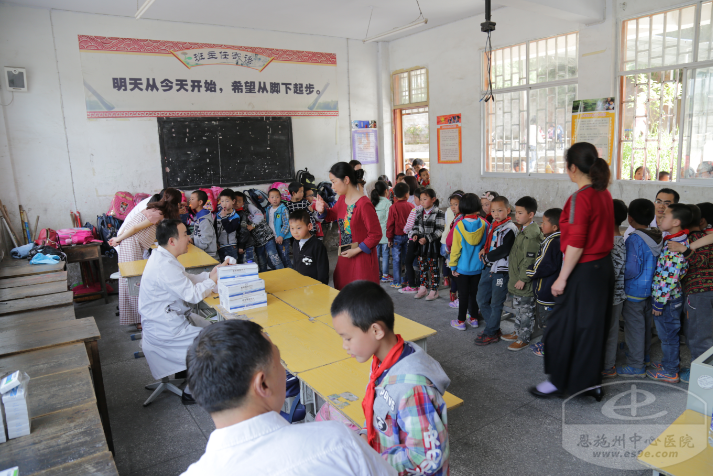 团队专家为同学们做健康义诊