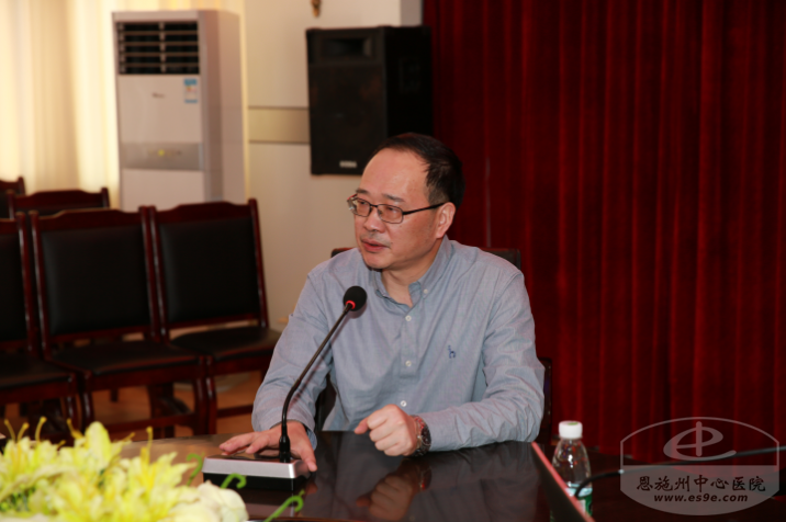 州中心医院党委书记李元红在会上作工作安排