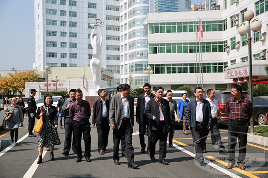 中华医学会副会长兼秘书长饶克勤一行在州人民政府副秘书长李国庆、州卫计委副主任杨祖旺的陪同下，来到州中心医院开展调研工作