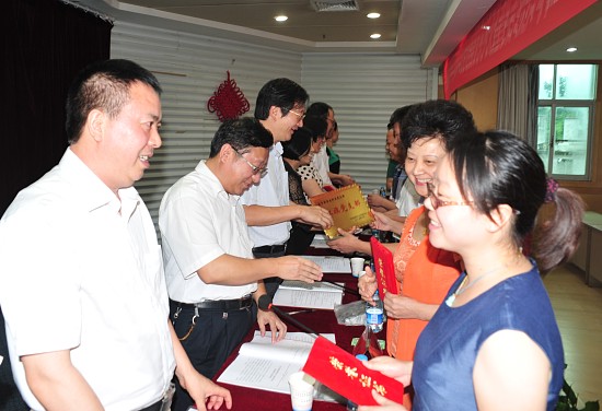 与会领导为红旗党支部、优秀共产党员、优秀党务工作者代表颁奖