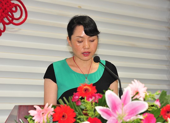 州中心医院党委委员、副院长李晓英宣读《关于批准顾文燕等6名同志为中共预备党员的决定》