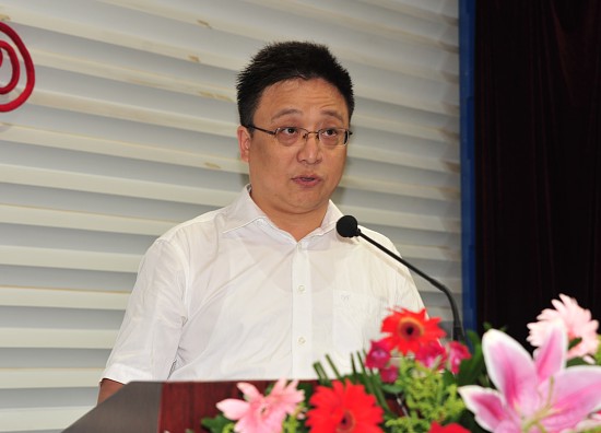 州中心医院党委委员、副院长吴波宣读《关于表彰红旗党支部、优秀共产党员、优秀党务工作者的决定》