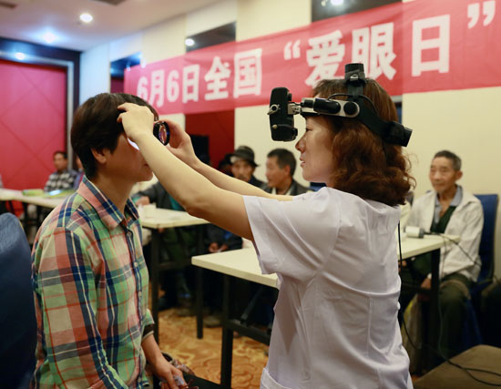 医护人员一丝不苟