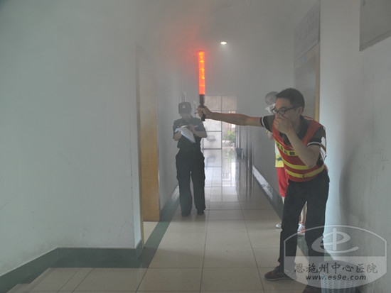 引导员疏散被困人员