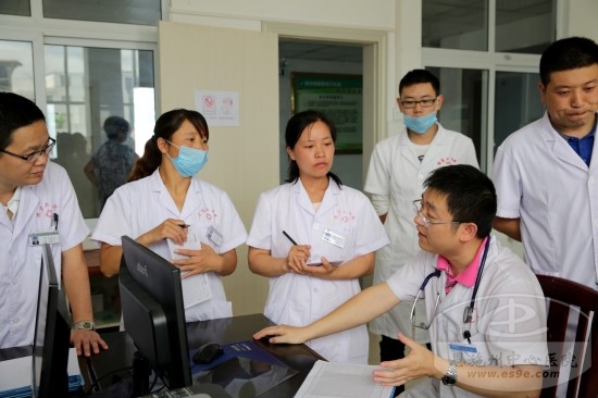 州中心医院专家现场指导当地医务人员