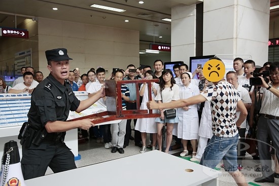 恩施市公安局反恐特警大队一中队中队长杨宏，向来院参加现场会的各单位安保负责人及现场的医务人员宣讲反恐防暴常识