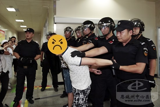 8名保安携带防暴器材在3分钟内赶到了事件现场，趁其不备，机制果断地控制了两名“歹徒”