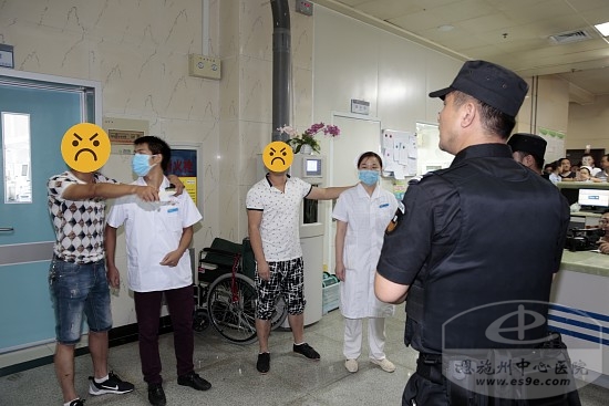 两名“歹徒”持匕首挟持医护人员，当班保安迅速赶至现场与“歹徒”谈判