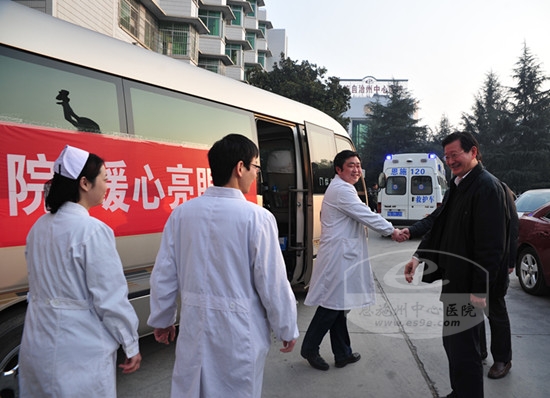 院长李拓、党委书记李云红等为服务队人员送行
