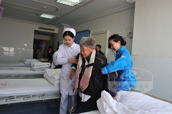 老人们被集中安排到两个病房