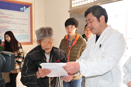 受助老人刘美昌为医务人员作诗一首感谢党和政府的关怀