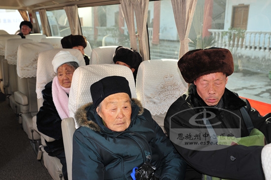 老人们踏上“光明之旅”