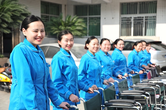 院内服务队集结完毕等待老人们到来