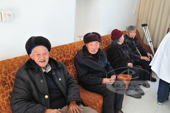 老人们得知做完手术能重见光明都喜不自禁