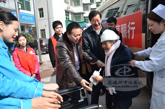 院长李拓、副院长王在平等亲自迎接老人们到来