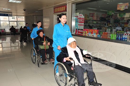 院内服务组用轮椅将老人们推送到眼科中心