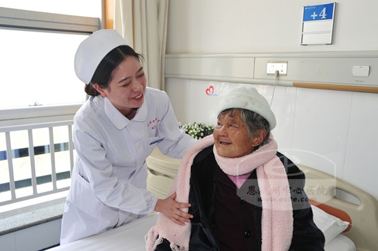 护士与老人交流