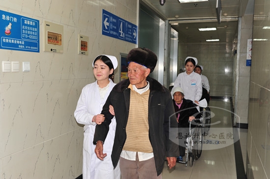 老人们进行相关术前检查