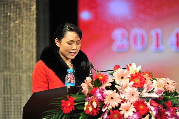 州中心医院副院长李晓英宣读《关于表彰2014年度“特别贡献科主任、护士长”等先进个人的决定》