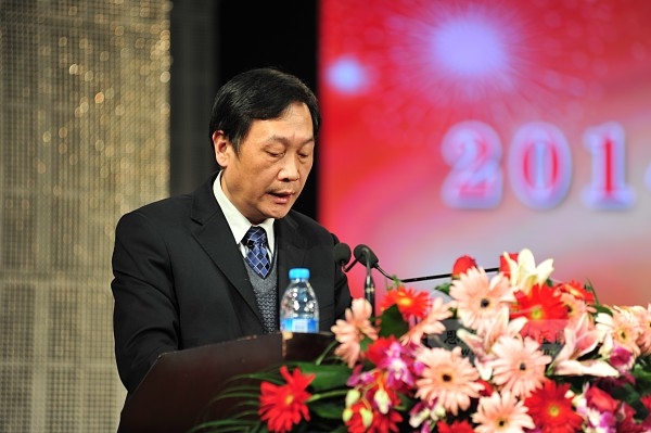 州中心医院副院长杨兵宣读《关于授予2014年度“特别贡献奖”等先进集体的决定》